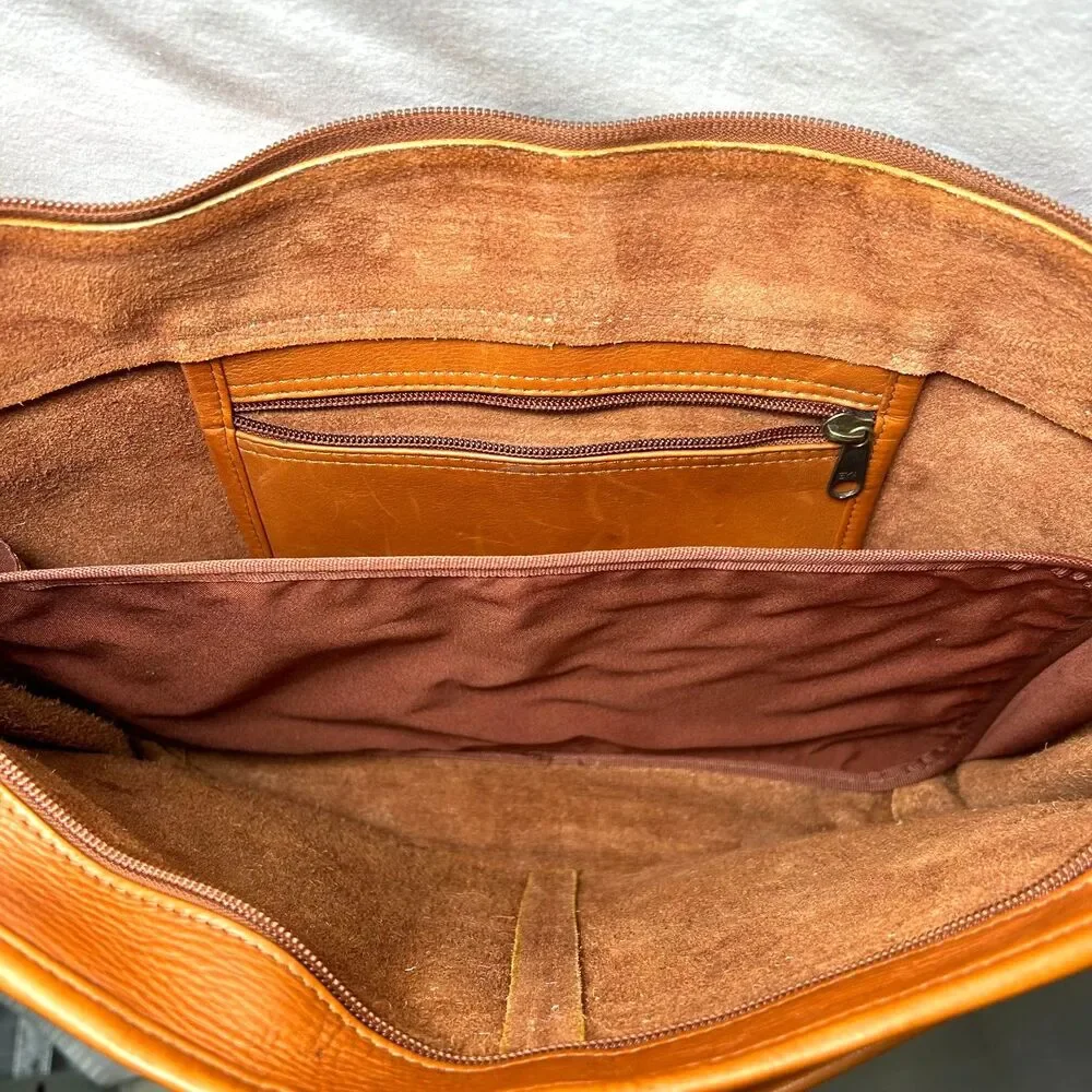 Le Donne Leather Messenger Bag, crafted from Colombian Vaquetta leather